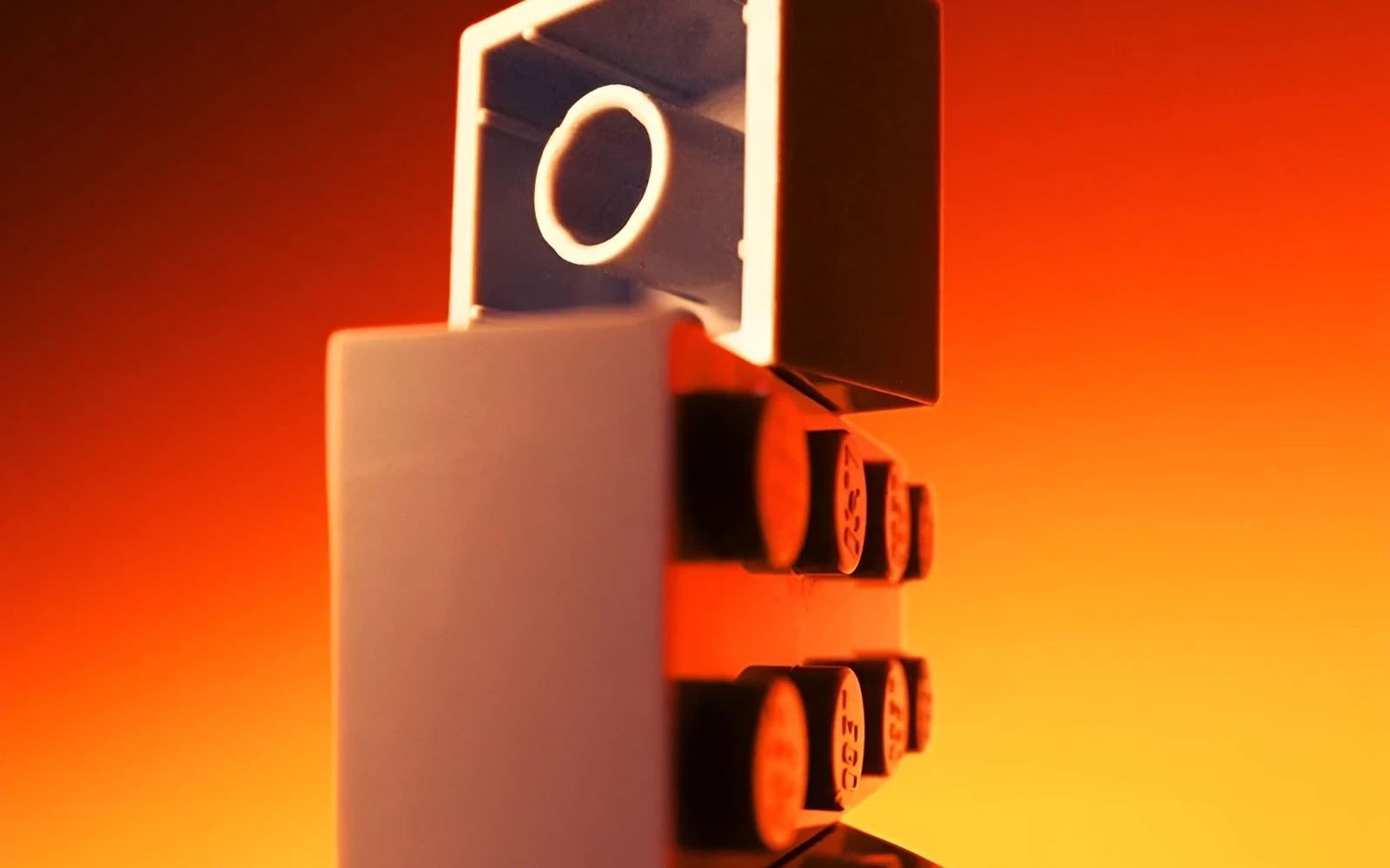Des briques LEGO empilées sur un fond orange.